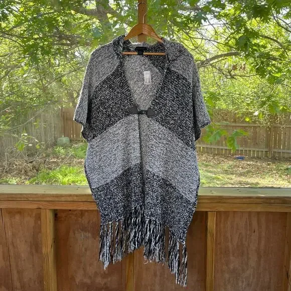 Steve Madden Women's Black And White Fringe Trim Poncho OSFM. NEW WITH DEFECTS - Picture 1 of 10
